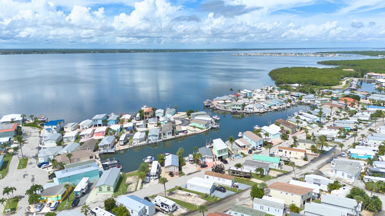 For Sale: $409,000 (2 beds, 2 baths, 700 Square Feet)