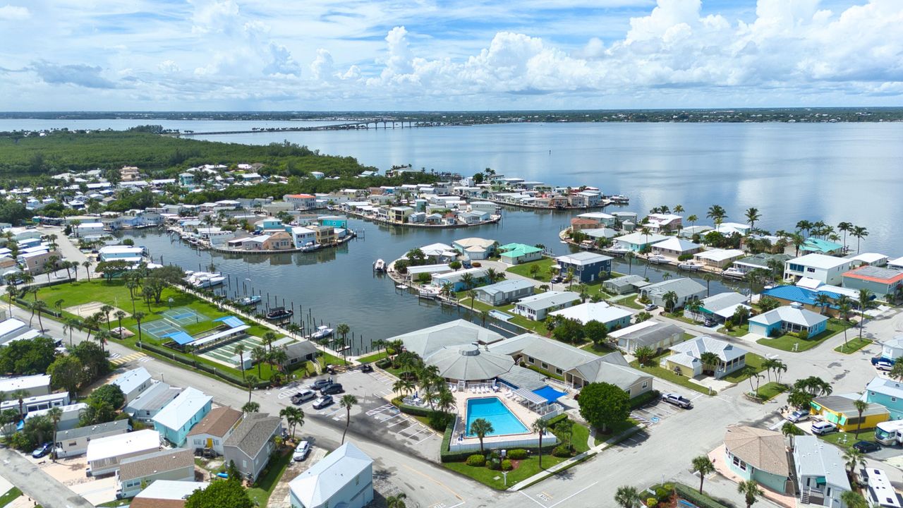 For Sale: $409,000 (2 beds, 2 baths, 700 Square Feet)