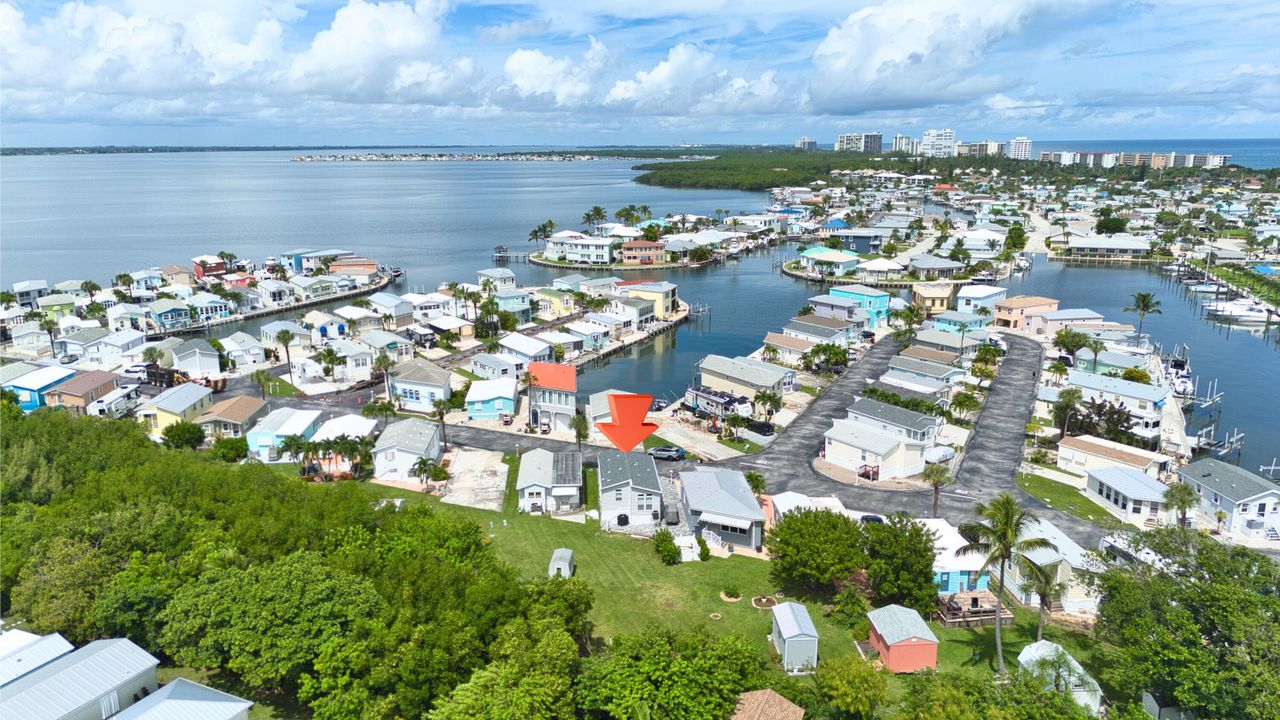 For Sale: $409,000 (2 beds, 2 baths, 700 Square Feet)