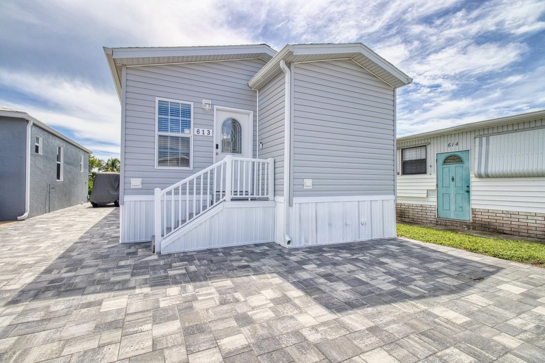 For Sale: $409,000 (2 beds, 2 baths, 700 Square Feet)