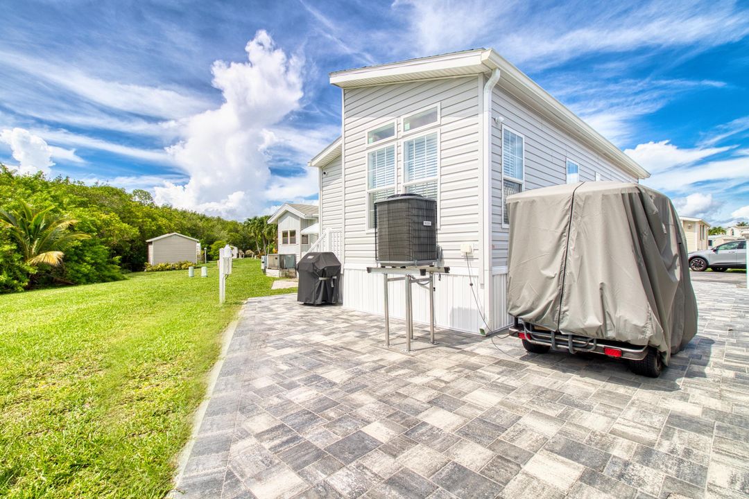 For Sale: $409,000 (2 beds, 2 baths, 700 Square Feet)