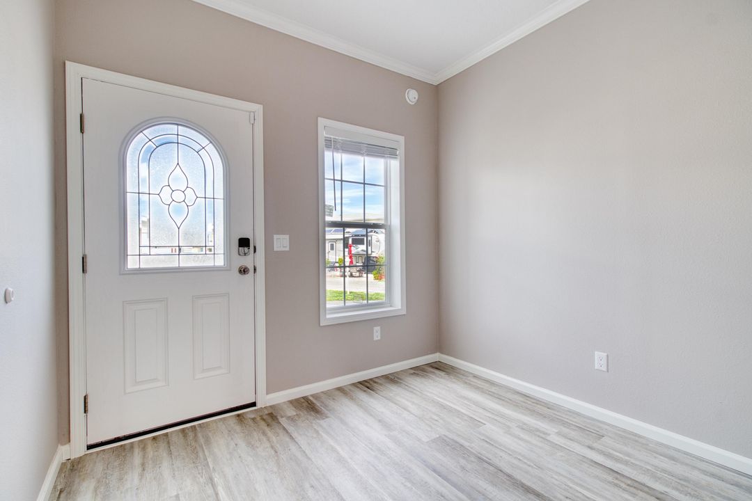 For Sale: $409,000 (2 beds, 2 baths, 700 Square Feet)