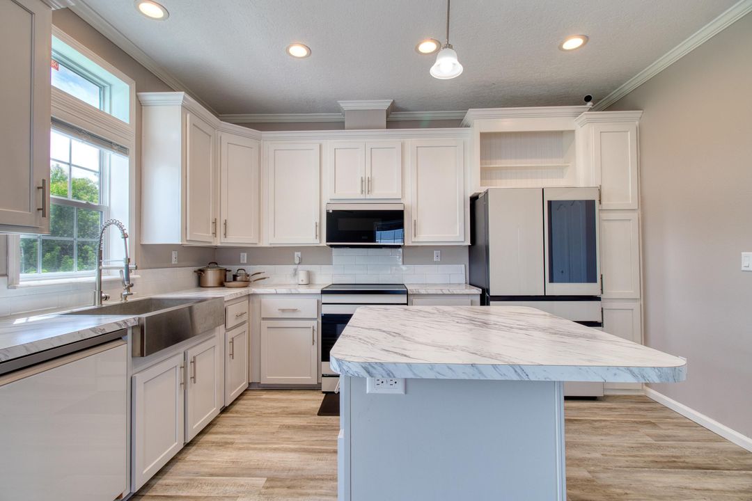 For Sale: $409,000 (2 beds, 2 baths, 700 Square Feet)