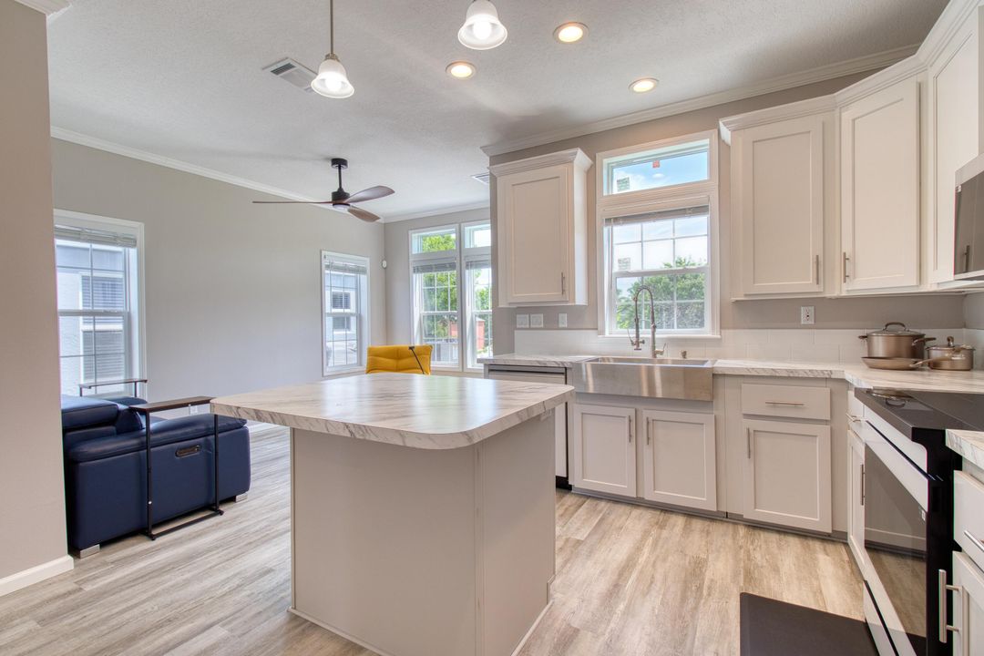 For Sale: $409,000 (2 beds, 2 baths, 700 Square Feet)