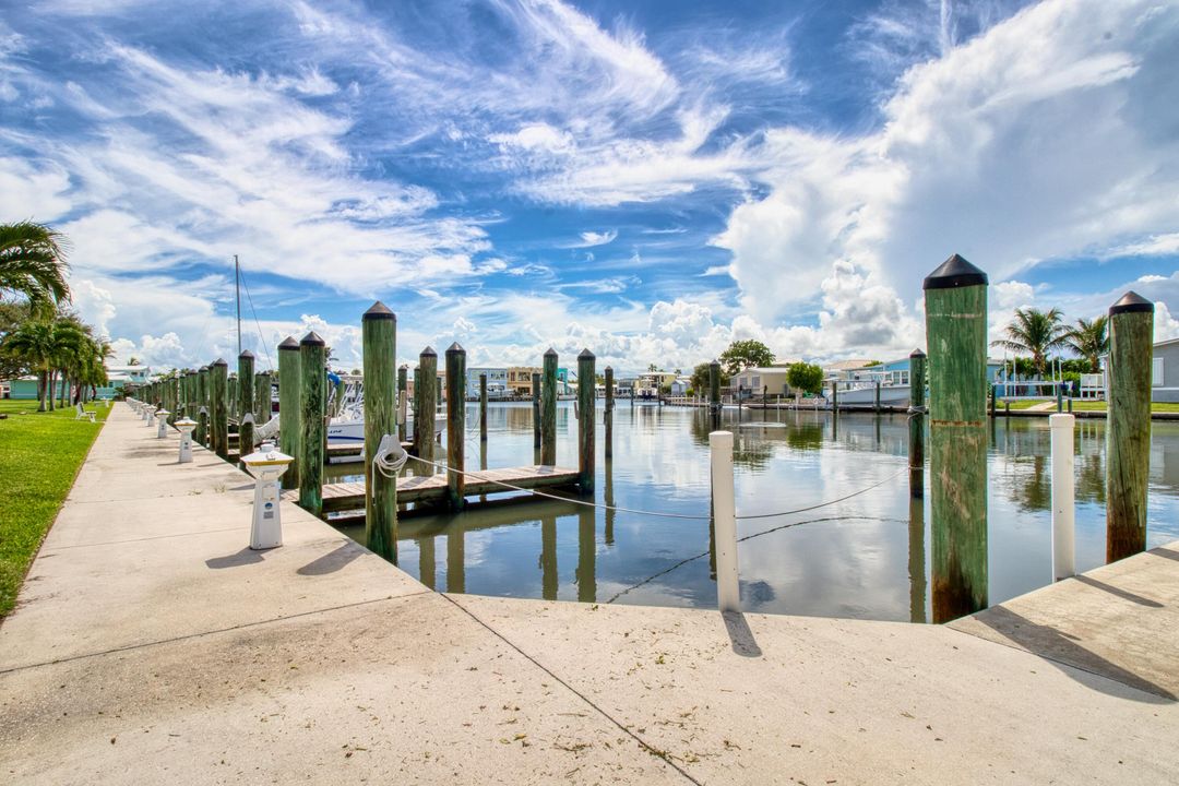 For Sale: $409,000 (2 beds, 2 baths, 700 Square Feet)