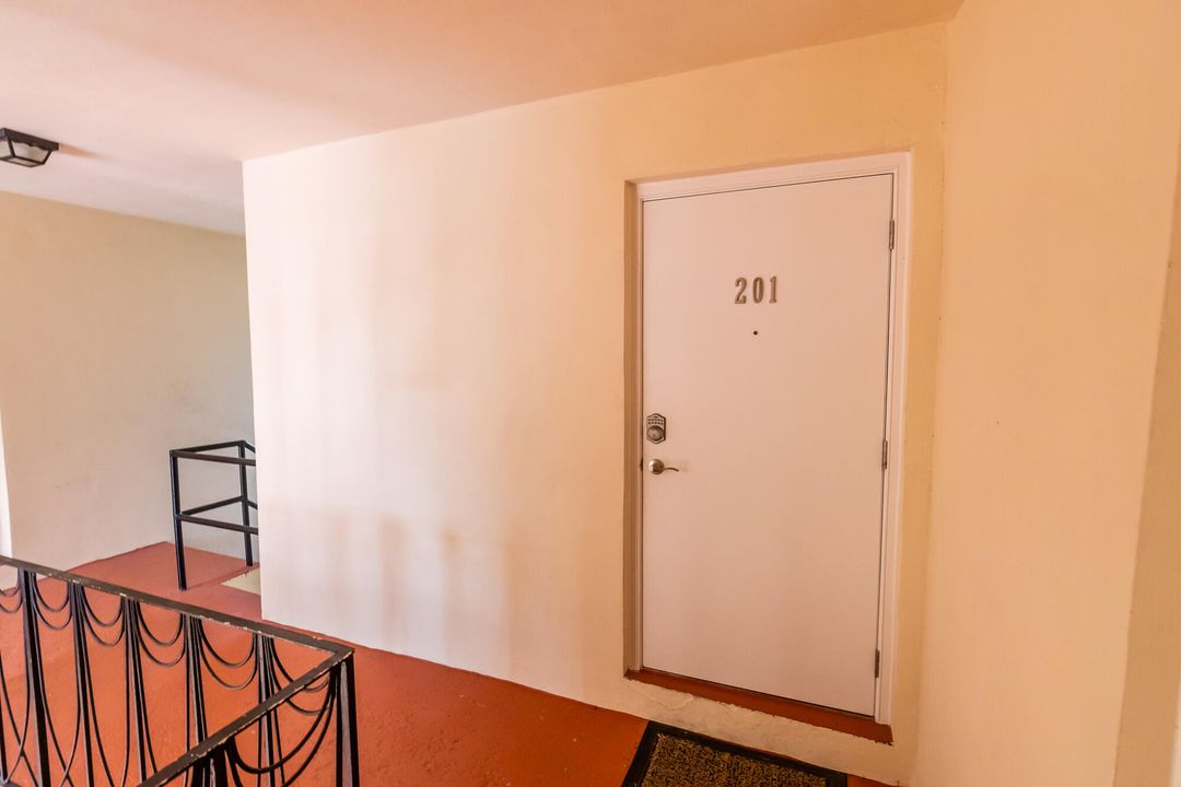 Под контрактом: $2,300 (2 спален, 2 ванн, 989 Квадратных фут)