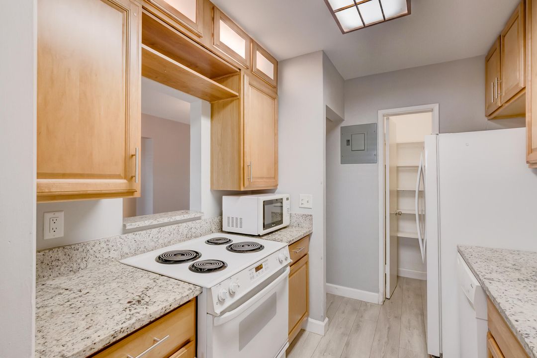 Под контрактом: $2,300 (2 спален, 2 ванн, 989 Квадратных фут)