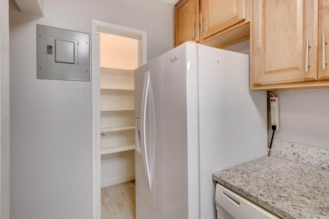 Под контрактом: $2,300 (2 спален, 2 ванн, 989 Квадратных фут)