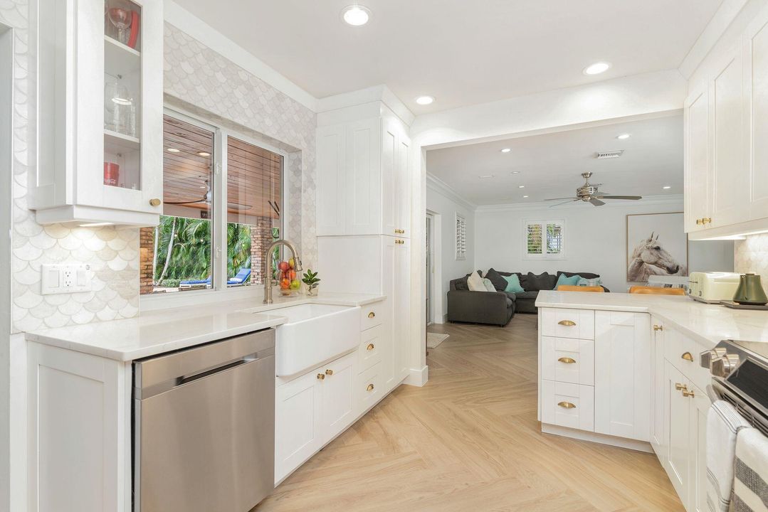 Active With Contract: $7,990 (3 beds, 3 baths, 2300 Square Feet)