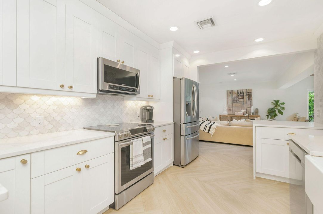 Active With Contract: $7,990 (3 beds, 3 baths, 2300 Square Feet)