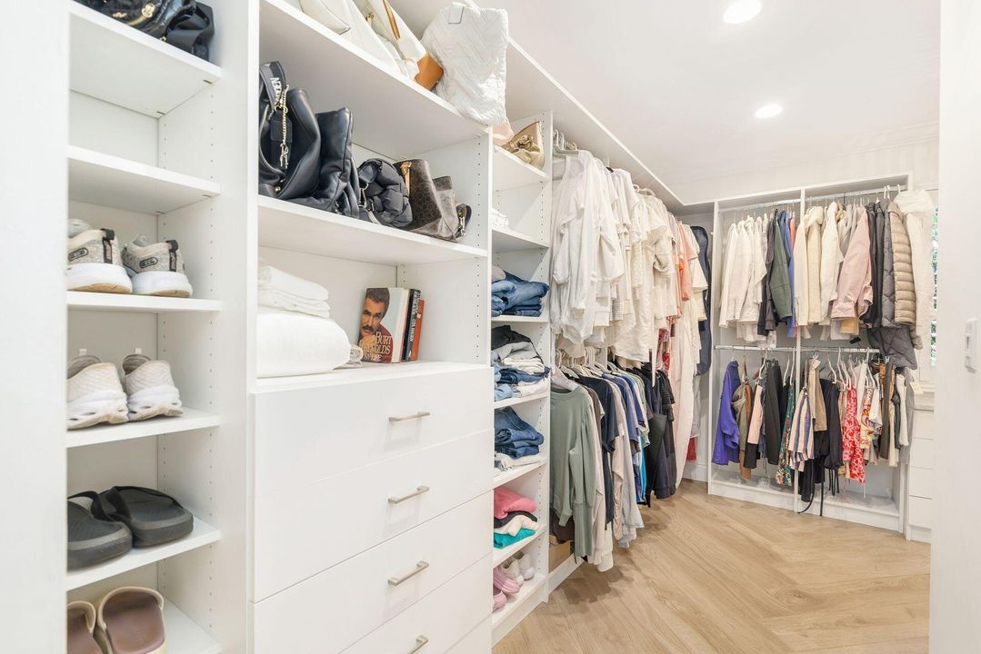 Active With Contract: $7,990 (3 beds, 3 baths, 2300 Square Feet)