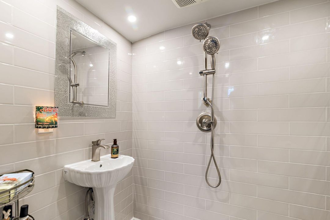 Active With Contract: $7,990 (3 beds, 3 baths, 2300 Square Feet)