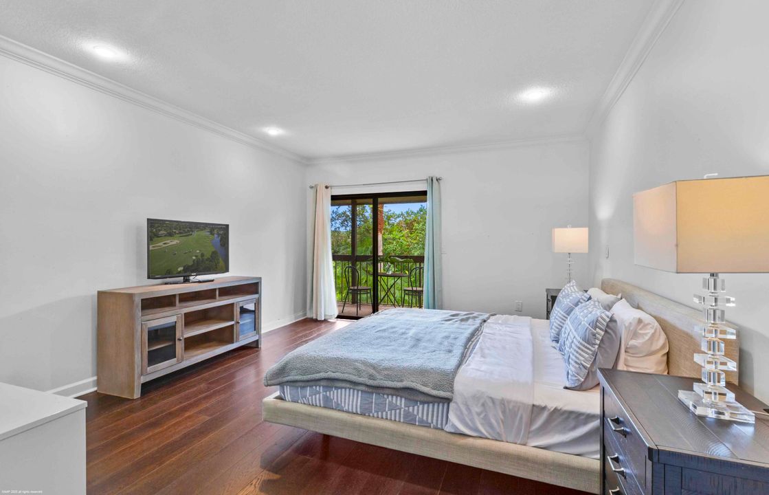 Activo con contrato: $5,500 (1 camas, 1 baños, 900 Pies cuadrados)