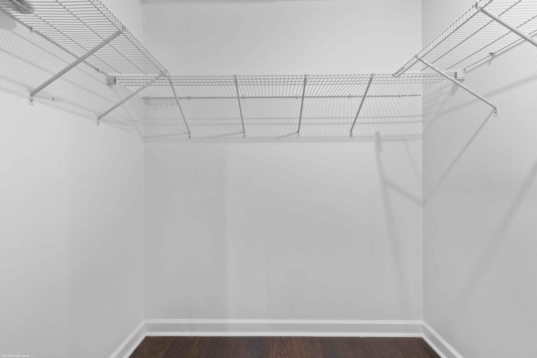 Activo con contrato: $5,500 (1 camas, 1 baños, 900 Pies cuadrados)