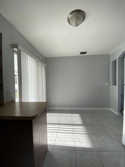 Activo con contrato: $2,100 (2 camas, 2 baños, 860 Pies cuadrados)