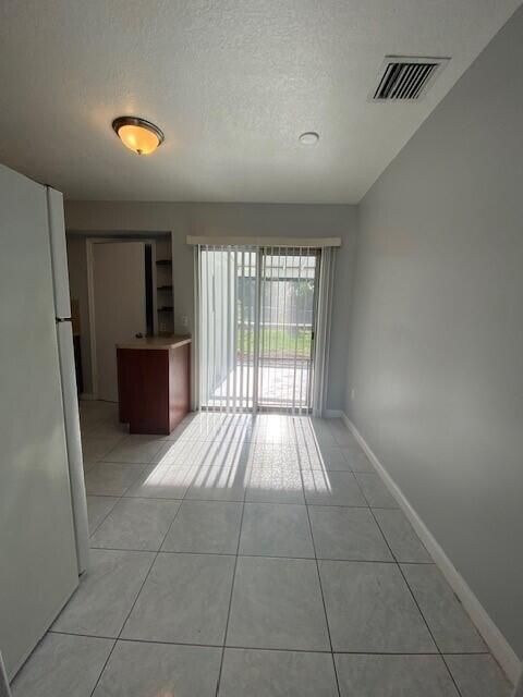 Activo con contrato: $2,100 (2 camas, 2 baños, 860 Pies cuadrados)