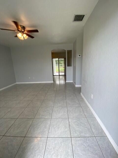 Activo con contrato: $2,100 (2 camas, 2 baños, 860 Pies cuadrados)