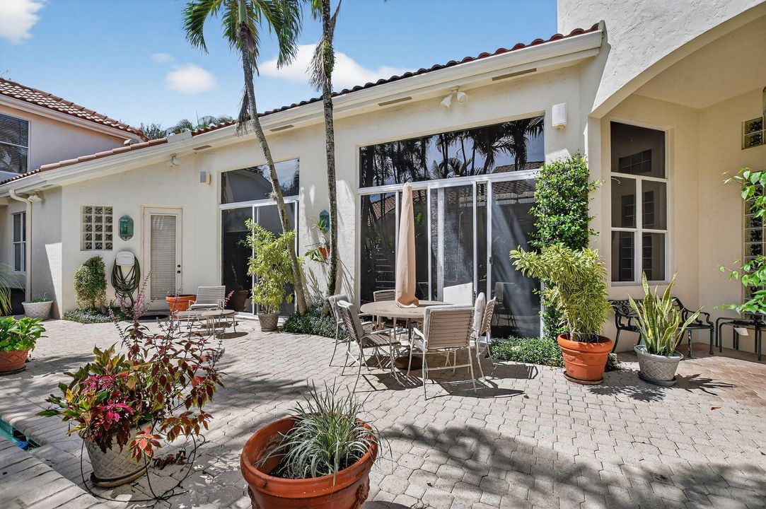 合同活跃: $1,395,000 (3 贝兹, 3 浴室, 3320 平方英尺)