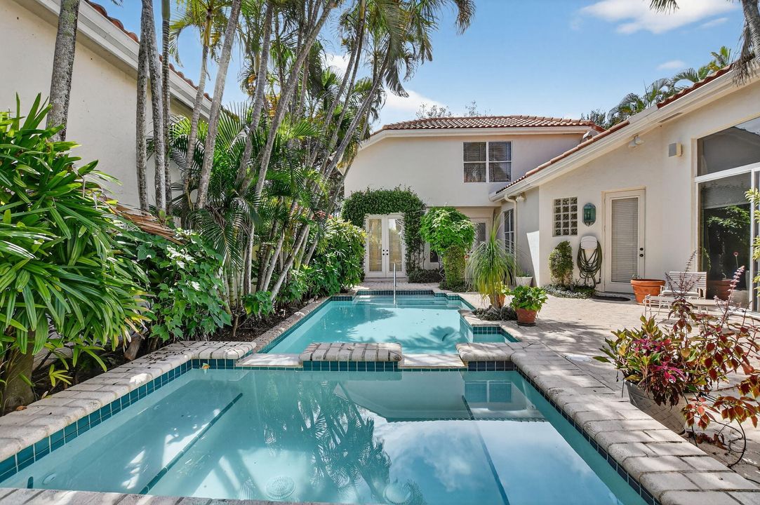 合同活跃: $1,395,000 (3 贝兹, 3 浴室, 3320 平方英尺)