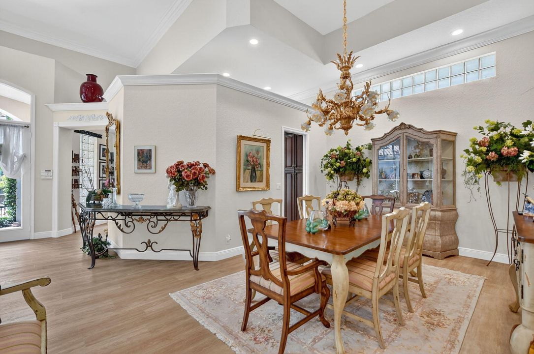 合同活跃: $1,395,000 (3 贝兹, 3 浴室, 3320 平方英尺)