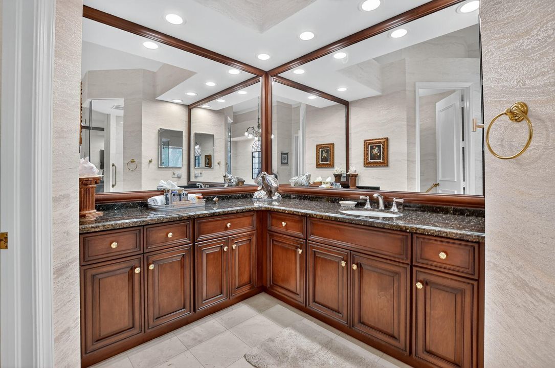 合同活跃: $1,395,000 (3 贝兹, 3 浴室, 3320 平方英尺)