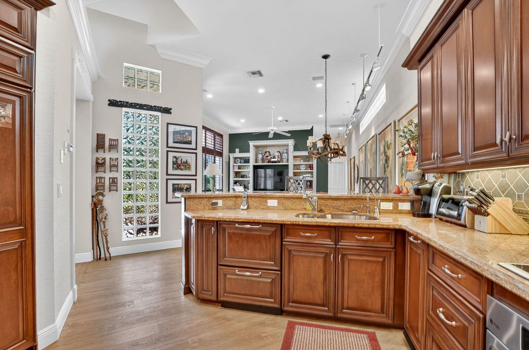 合同活跃: $1,395,000 (3 贝兹, 3 浴室, 3320 平方英尺)