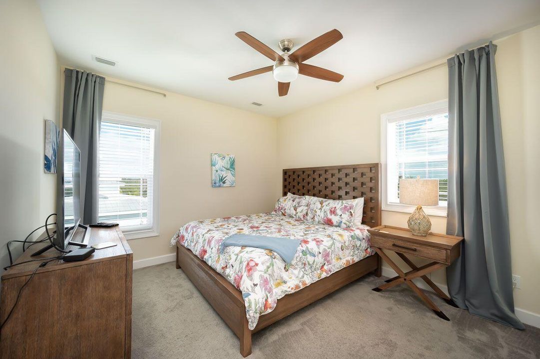 待售: $1,400,000 (4 贝兹, 3 浴室, 1840 平方英尺)