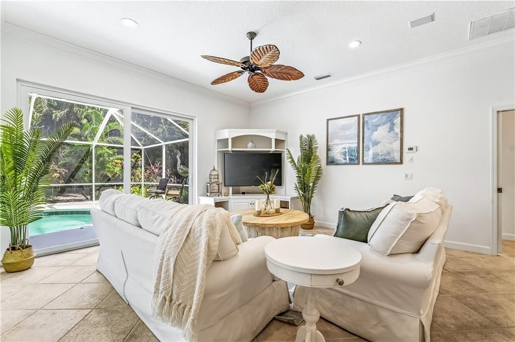 En Venta: $899,000 (3 camas, 2 baños, 2448 Pies cuadrados)