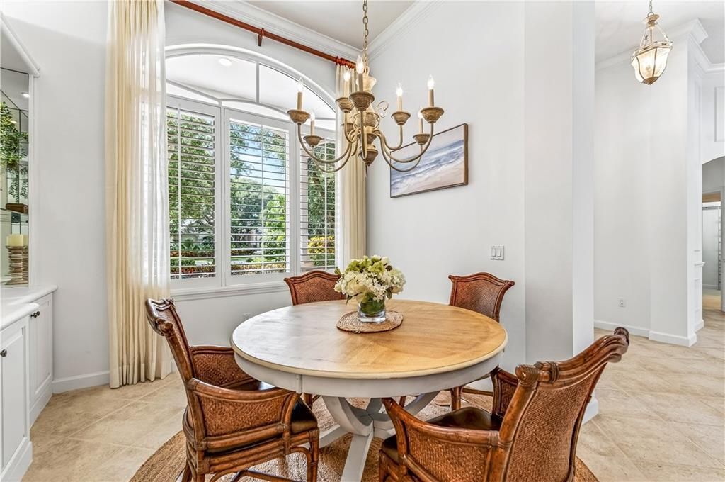 En Venta: $899,000 (3 camas, 2 baños, 2448 Pies cuadrados)