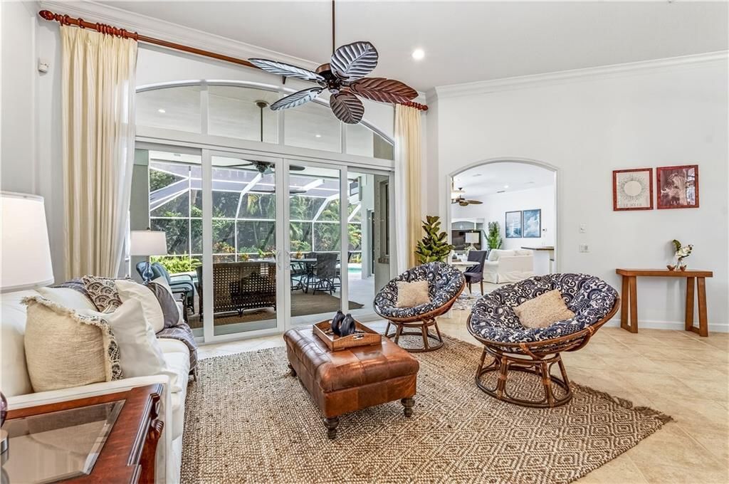 En Venta: $899,000 (3 camas, 2 baños, 2448 Pies cuadrados)