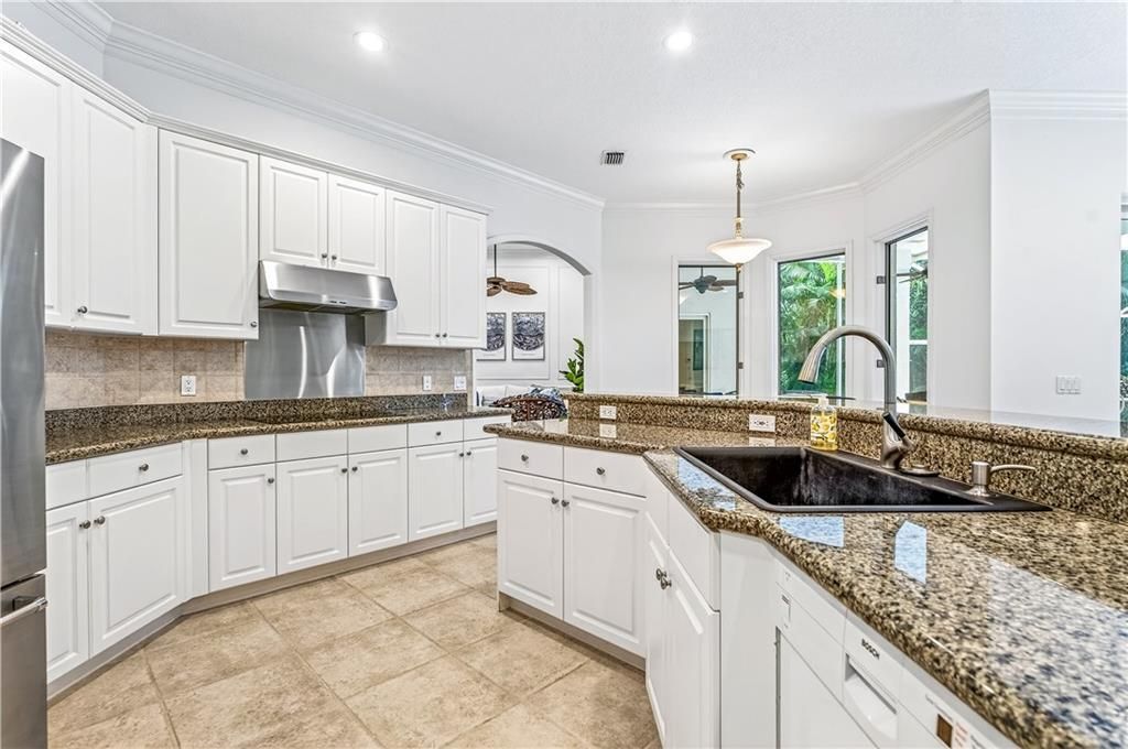 En Venta: $899,000 (3 camas, 2 baños, 2448 Pies cuadrados)