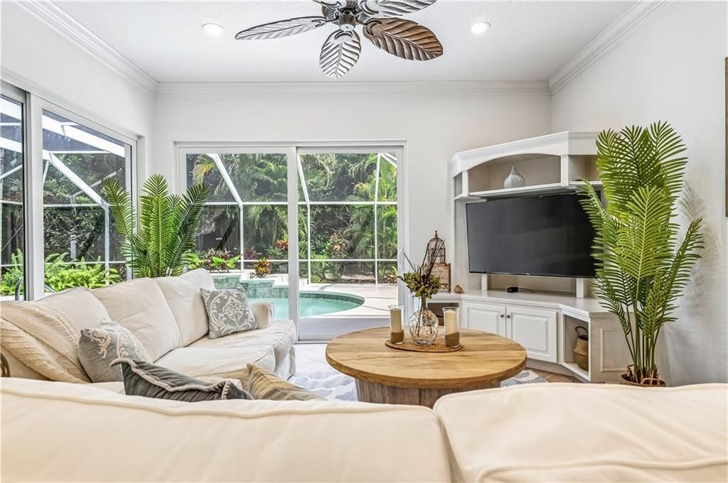 En Venta: $899,000 (3 camas, 2 baños, 2448 Pies cuadrados)