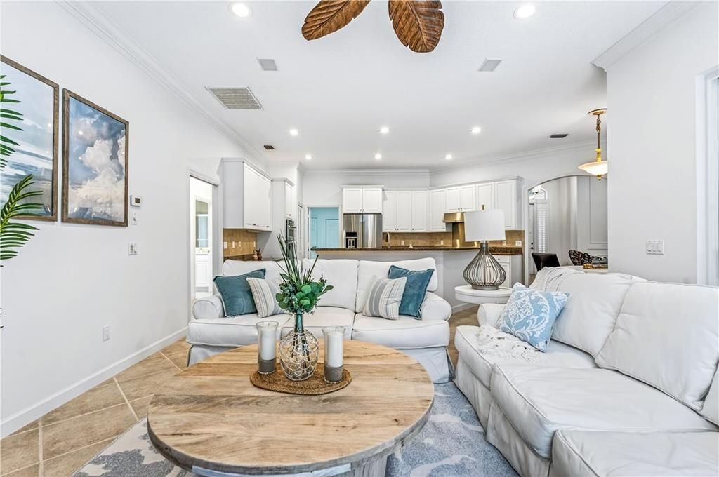 En Venta: $899,000 (3 camas, 2 baños, 2448 Pies cuadrados)