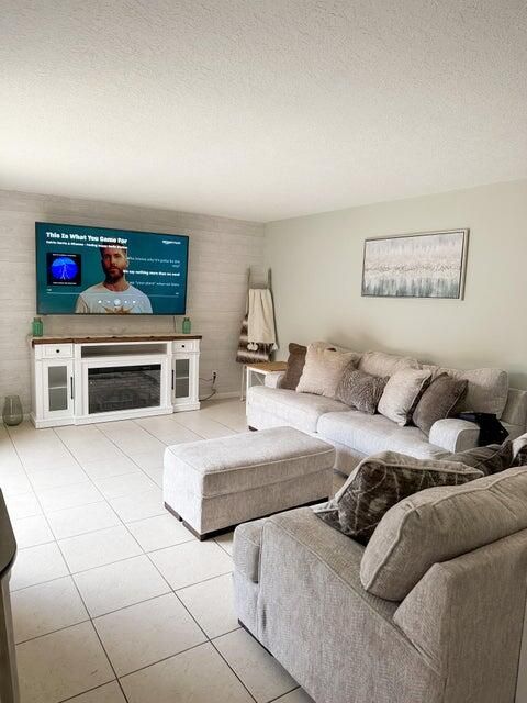 For Sale: $165,000 (2 beds, 1 baths, 1328 Square Feet)