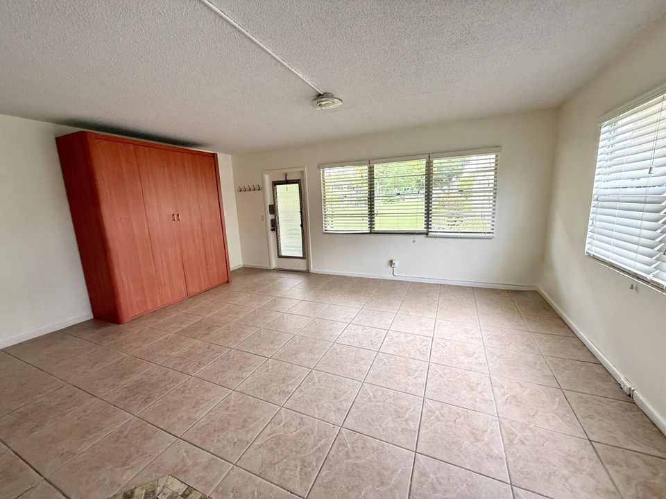 Active With Contract: $119,000 (1 beds, 1 baths, 700 Square Feet)