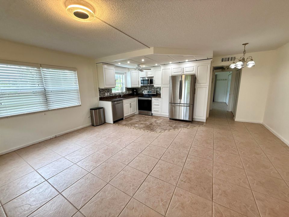Active With Contract: $119,000 (1 beds, 1 baths, 700 Square Feet)