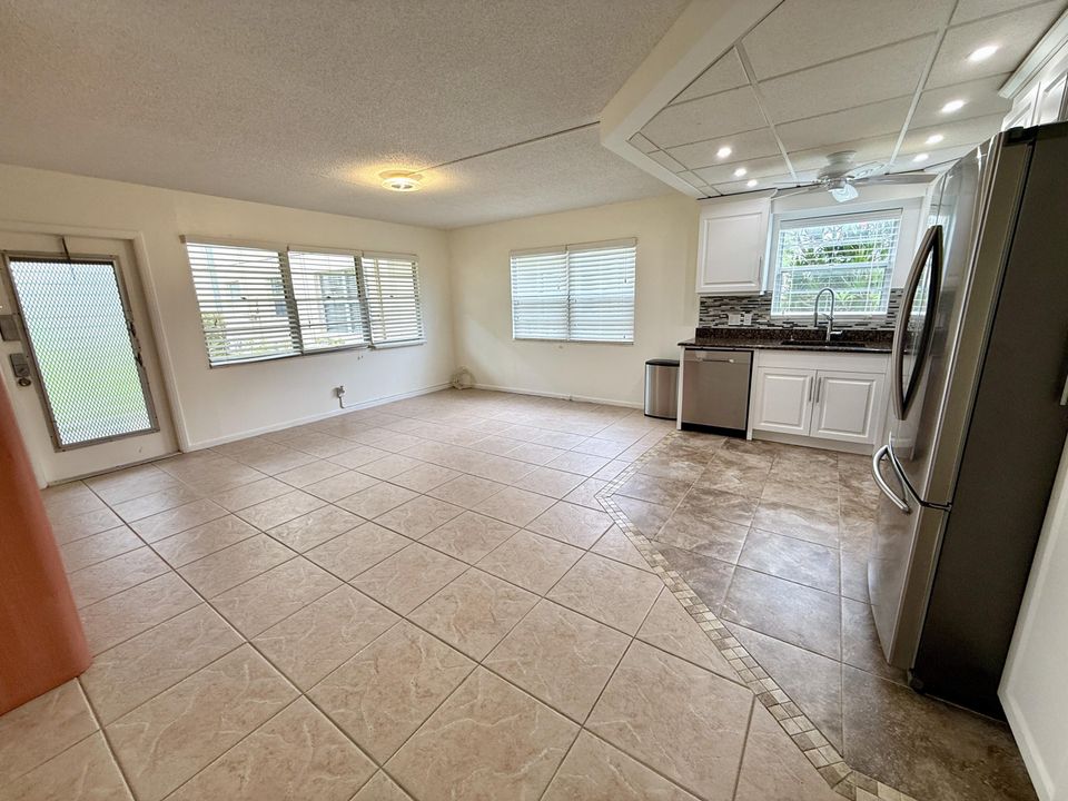 Active With Contract: $119,000 (1 beds, 1 baths, 700 Square Feet)