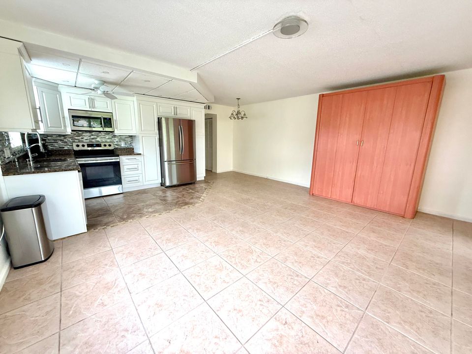 Active With Contract: $119,000 (1 beds, 1 baths, 700 Square Feet)