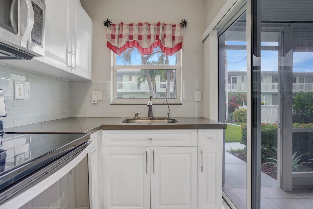 For Sale: $144,000 (1 beds, 1 baths, 800 Square Feet)