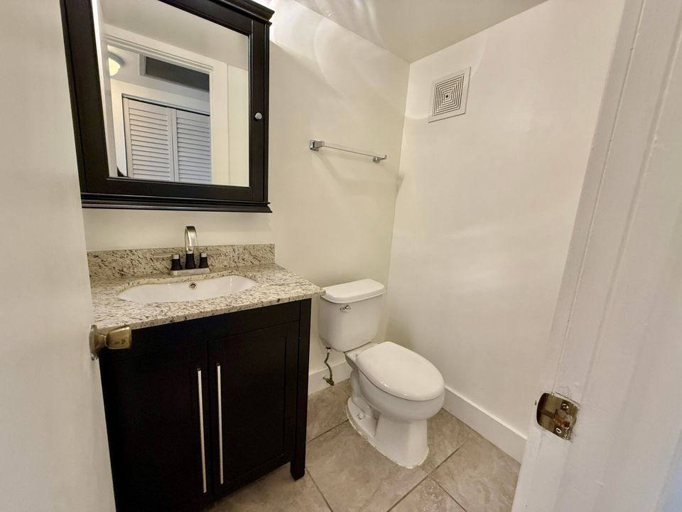 Active With Contract: $119,000 (1 beds, 1 baths, 700 Square Feet)