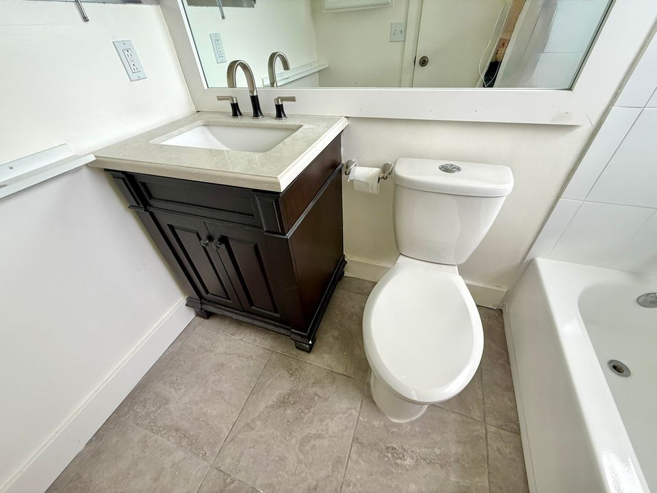 Active With Contract: $119,000 (1 beds, 1 baths, 700 Square Feet)