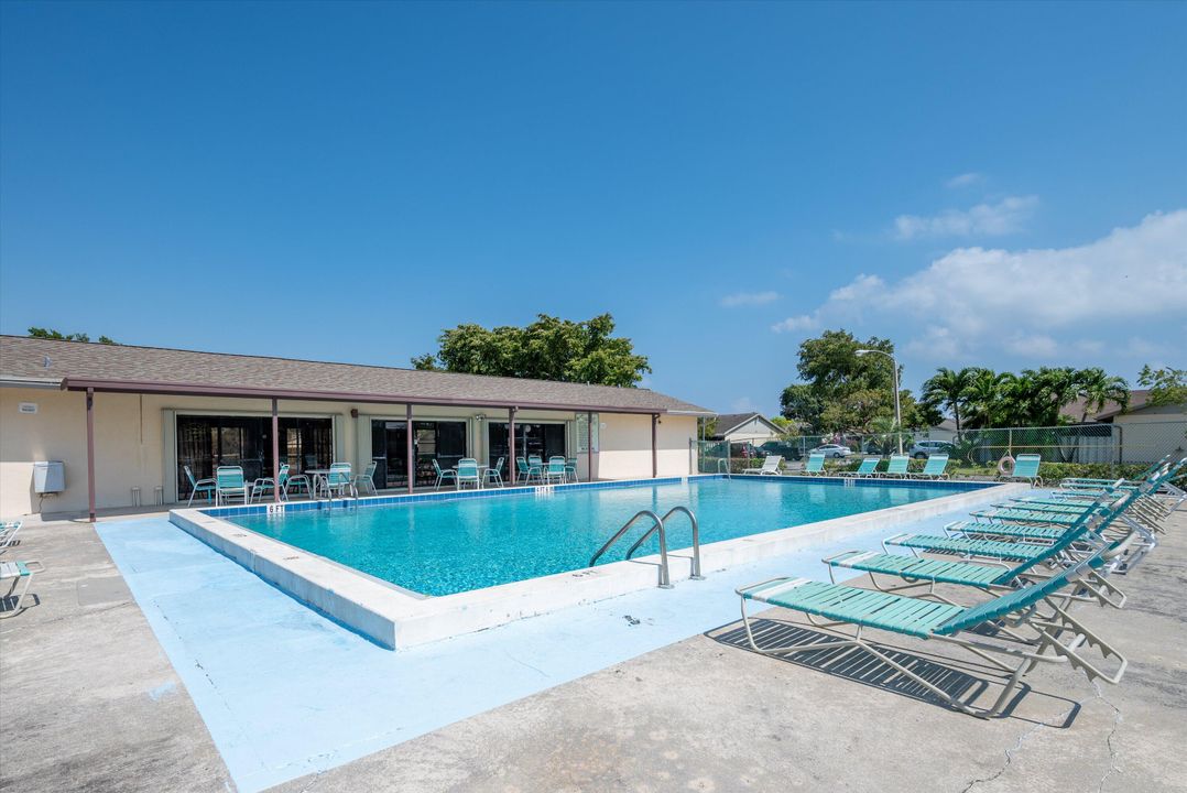 合同活跃: $2,200 (2 贝兹, 2 浴室, 1243 平方英尺)