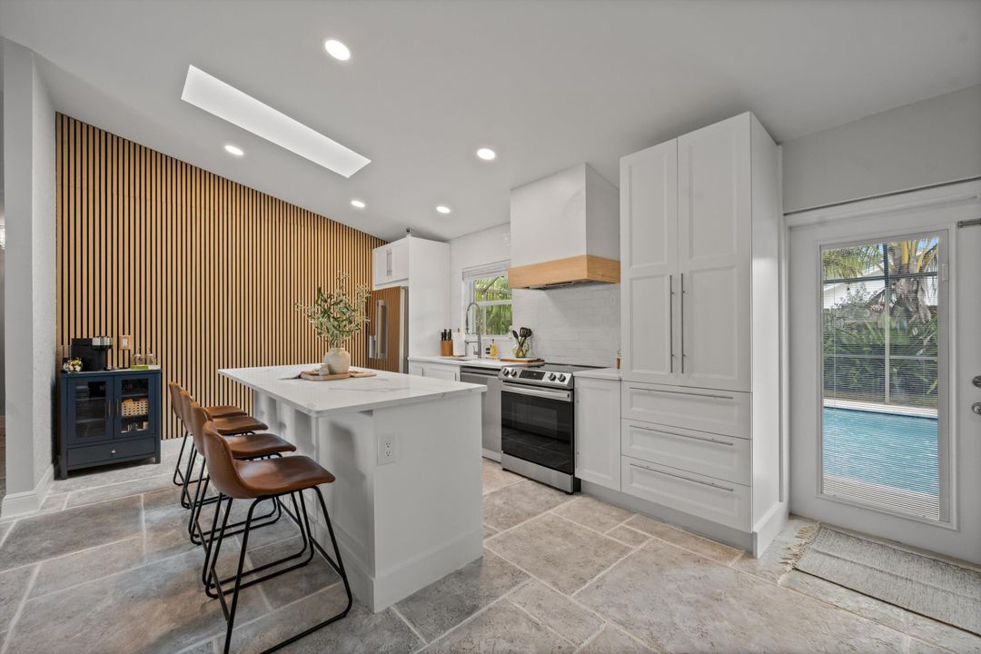 Active With Contract: $8,000 (3 beds, 2 baths, 1562 Square Feet)