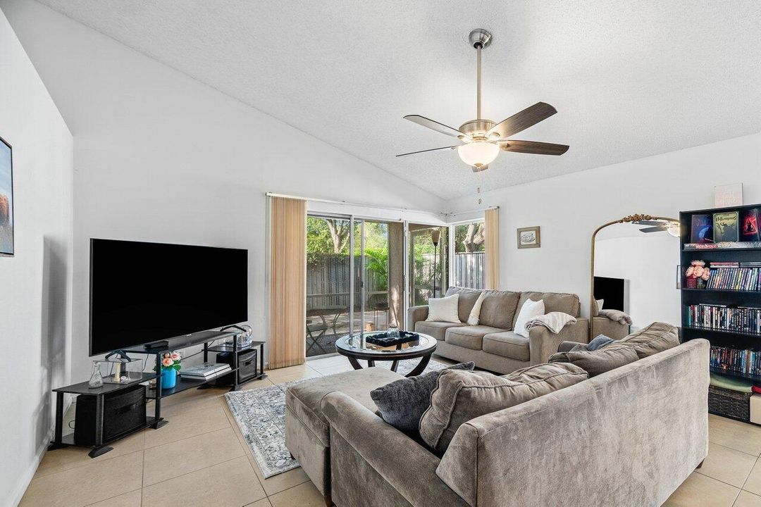 Active With Contract: $449,500 (2 beds, 2 baths, 1174 Square Feet)