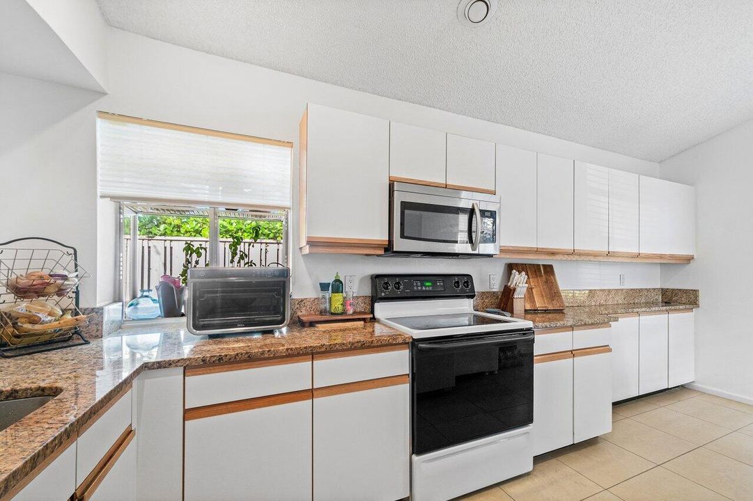 Active With Contract: $449,500 (2 beds, 2 baths, 1174 Square Feet)