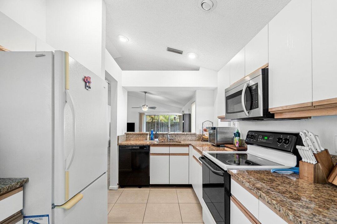 Active With Contract: $449,500 (2 beds, 2 baths, 1174 Square Feet)