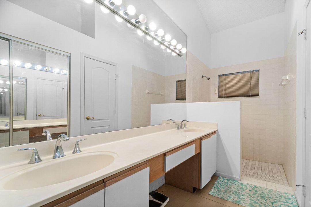 Active With Contract: $449,500 (2 beds, 2 baths, 1174 Square Feet)