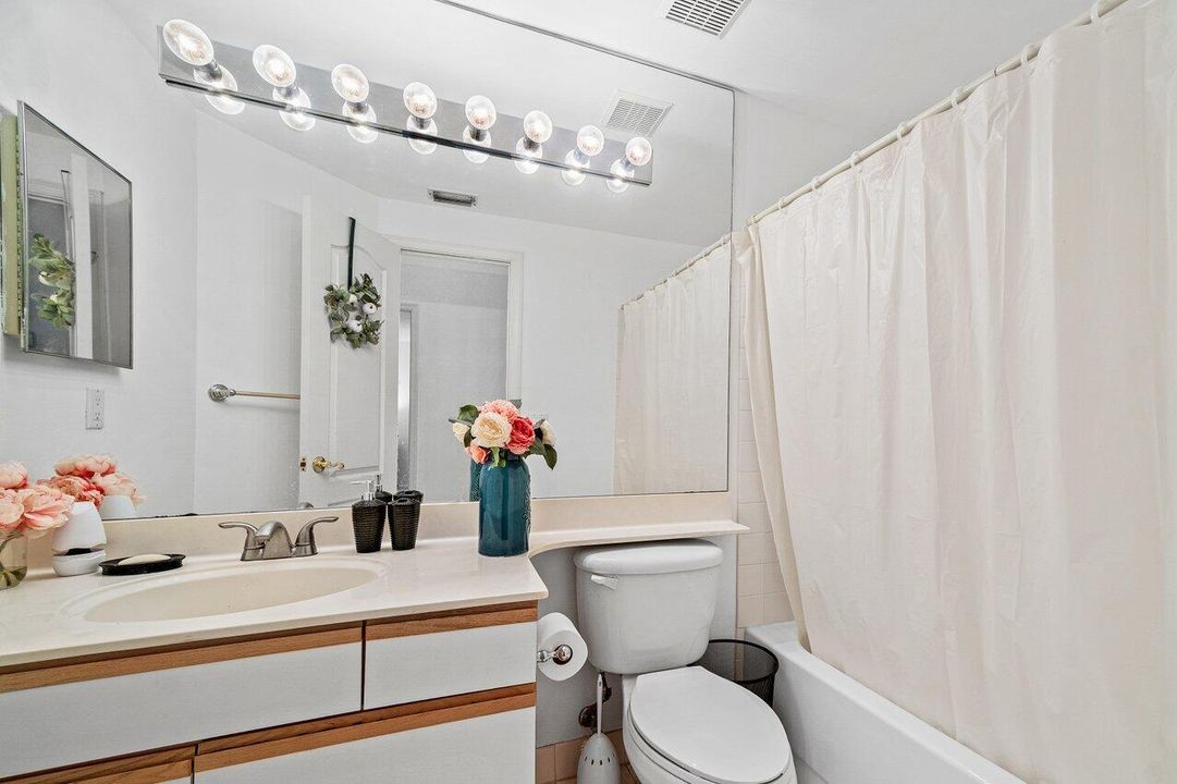 Active With Contract: $449,500 (2 beds, 2 baths, 1174 Square Feet)