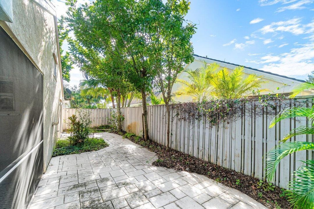 Active With Contract: $449,500 (2 beds, 2 baths, 1174 Square Feet)