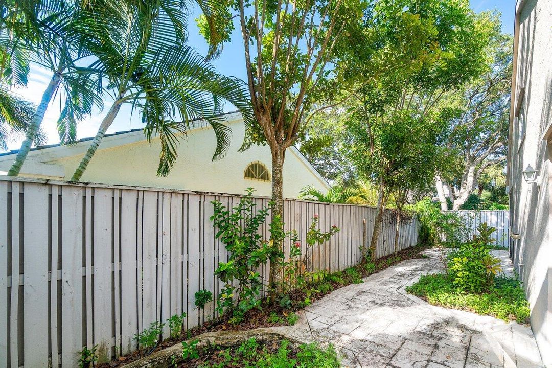 Active With Contract: $449,500 (2 beds, 2 baths, 1174 Square Feet)